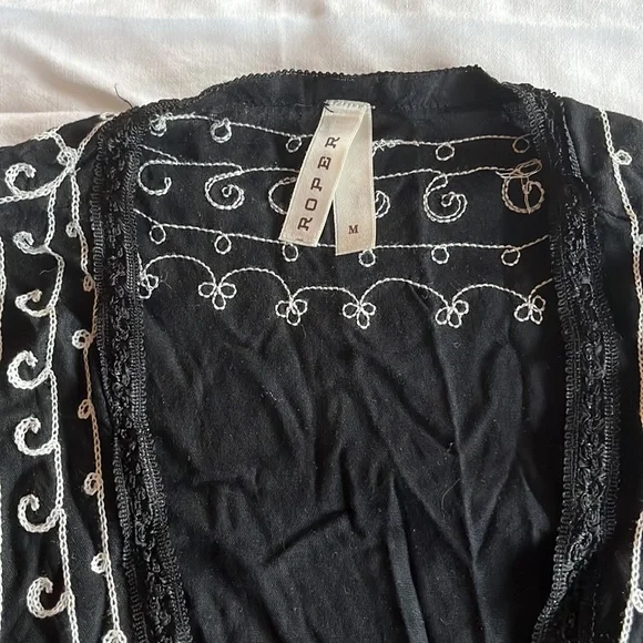 Roper Size M Blouse With White Stitching Pattern - Picture 2 of 6